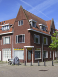 908650 Gezicht op het winkelhoekpand Hogelanden W.Z. 84 te Utrecht, met rechts het Ondiep.N.B. bouwjaar: 19361940: J.G. ...